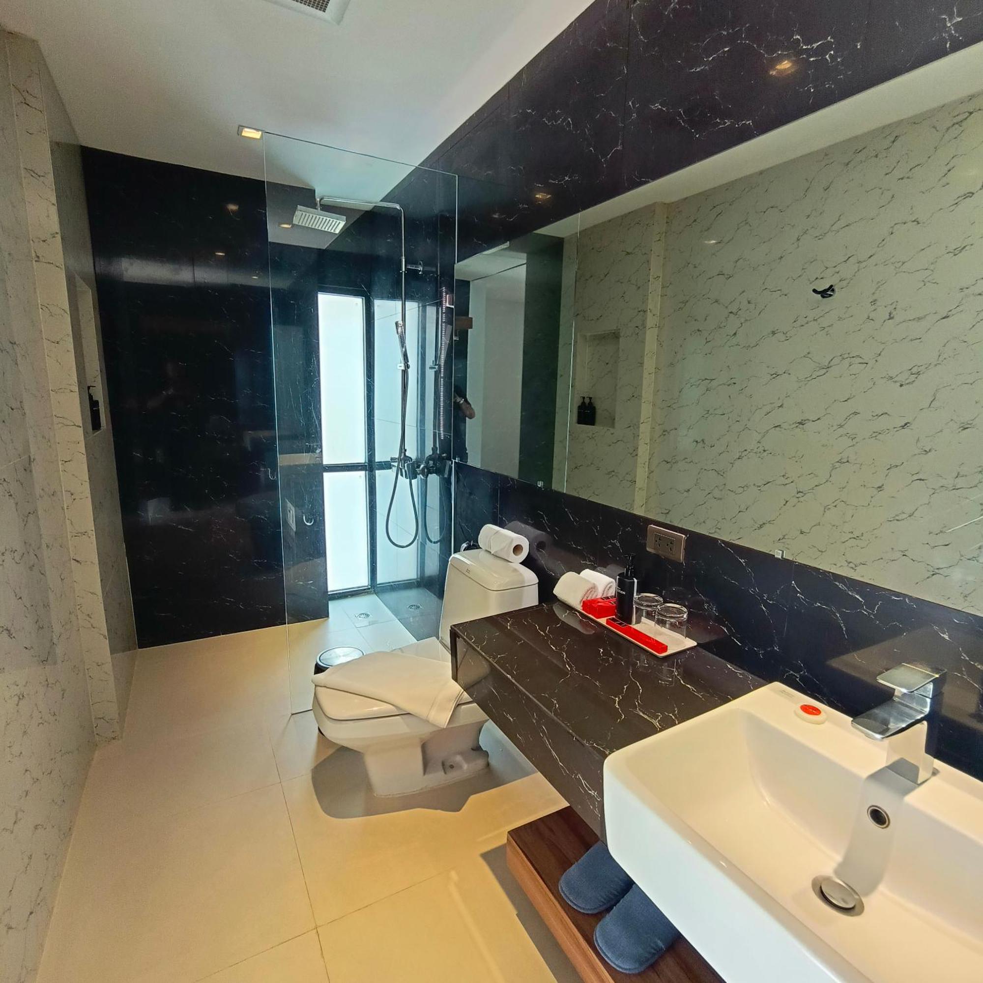 Hotel Uno Express Bangkok Esterno foto
